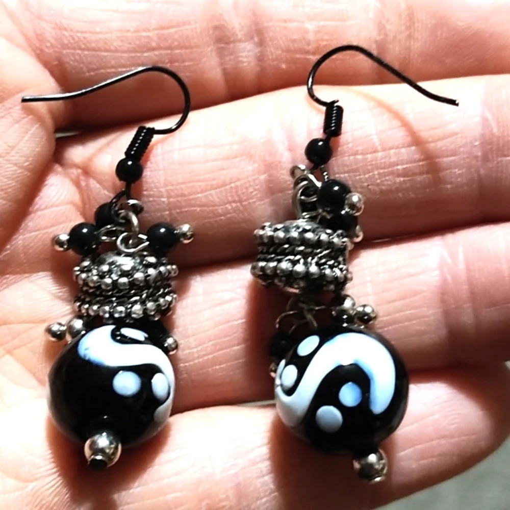 VINTAGE BLUE & WHITE HANDPAINTED GLASS BEADS SILVER-TONE HOOK DANGLE 2
